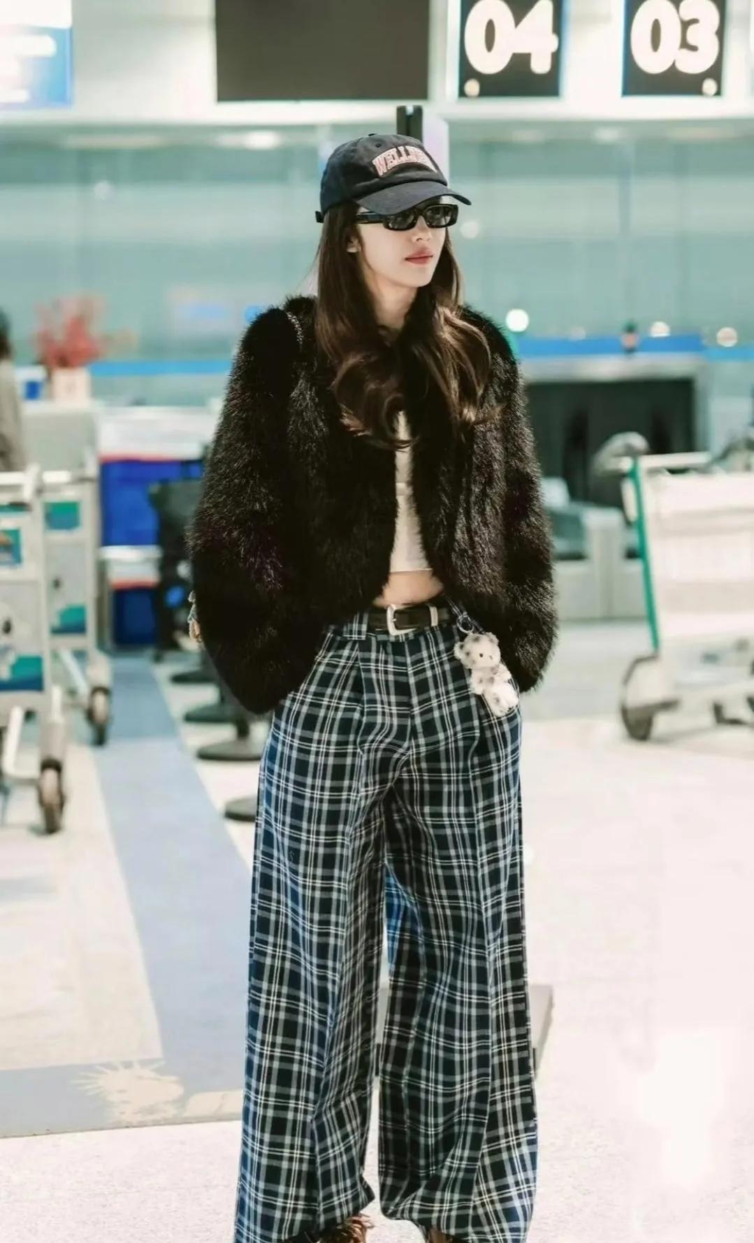 蔡文静这甜酷穿搭我直接学废蔡文静机场私服杀疯了！黑色皮草外套贵气又时髦，露