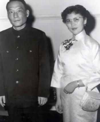 1982年，中央统战部副部长熊向晖已经63岁了，他从领导的岗位上退下来了，当叶剑
