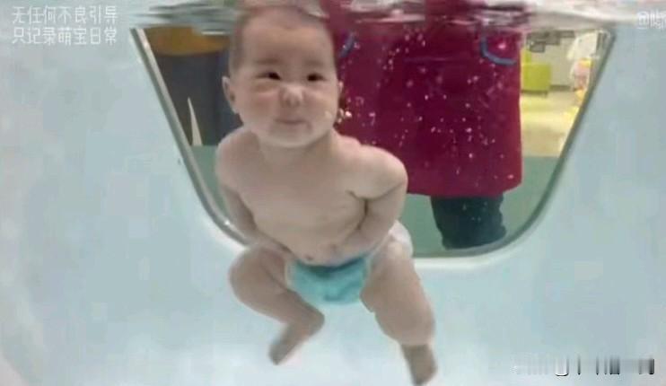 有人将三、四个月的婴儿放到了水里，但婴儿的表现令人称奇，小家伙在水里自由傲游，四