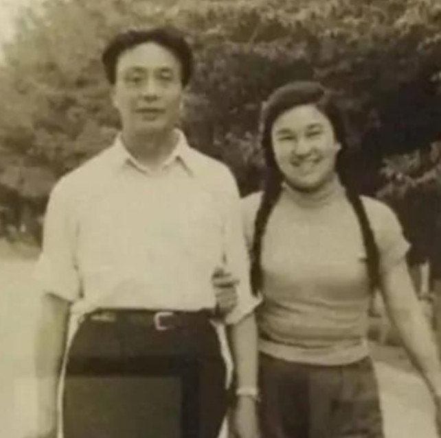 1936年，26岁的诗人艾青，爱上了15岁的女学生韦嫈，为了留住韦嫈，在两人日日