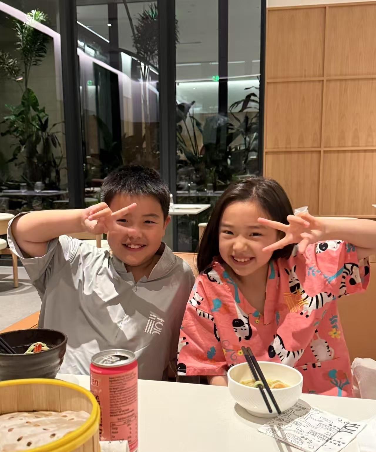 不承认也得承认，娱乐圈里就连未成年的星二代，居然早就已经在圈内站稳脚跟了！看