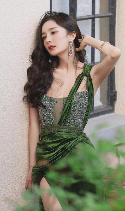 杨幂与春天有了一个约会。