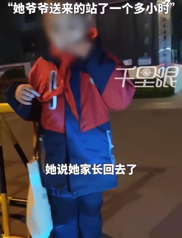 【小学生凌晨1点40被爷爷送到校门口】3月30日，河南洛阳。常先生凌晨3点多出门