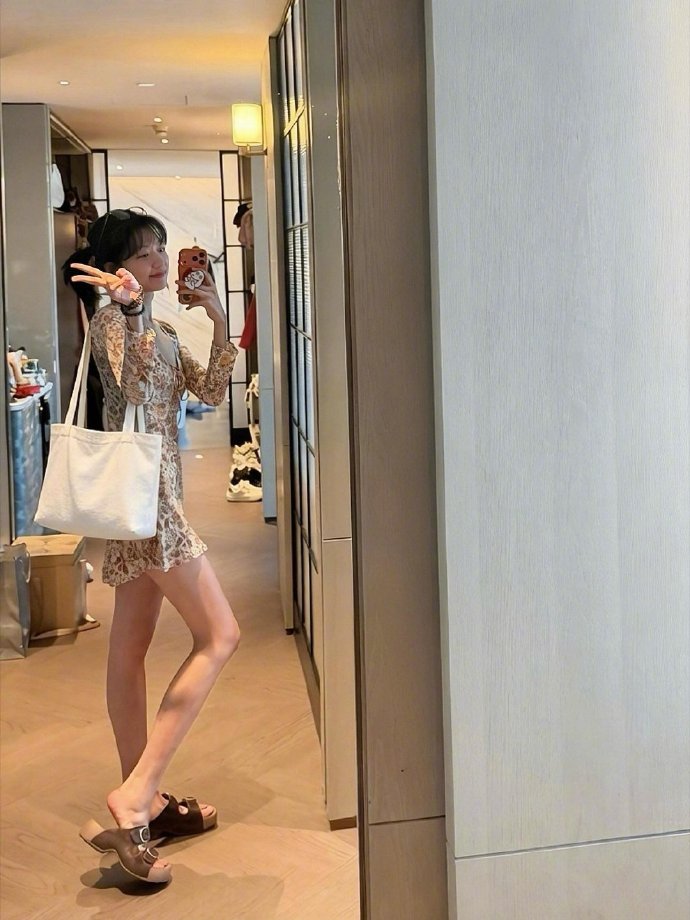 孙千的拍照姿势真的很有创意，就是我的腿长不太方便学习​