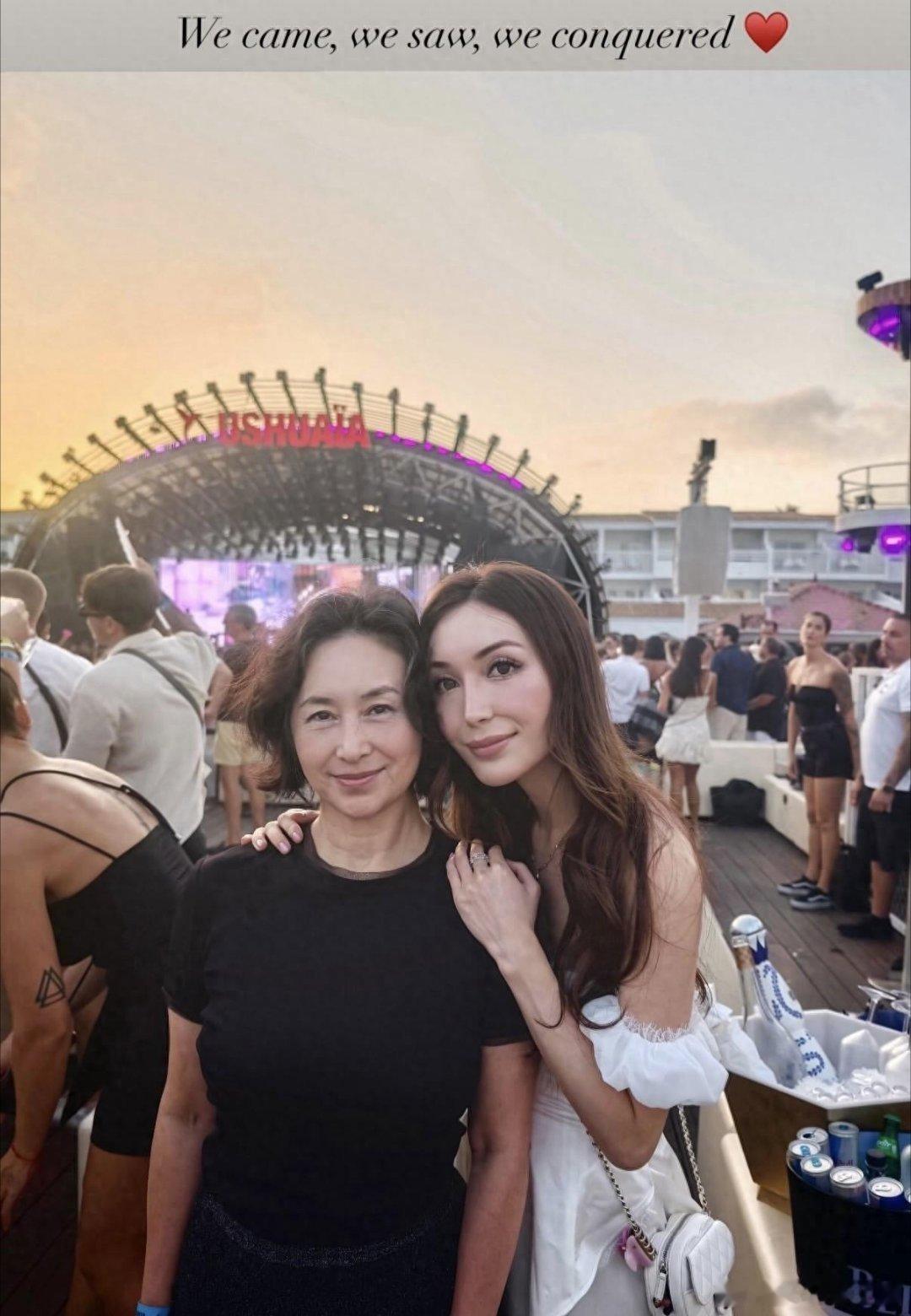 63岁何超琼欧洲度假，身穿黑色服装端庄大方，眼角皱纹清晰状态自然