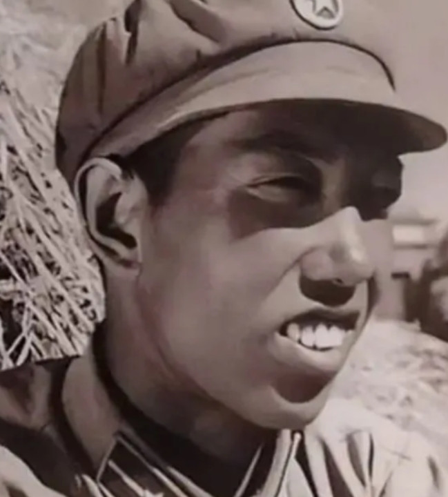 1963国庆阅兵仪式上，一年轻的少尉站在天安门上观礼，毛主席见此人年轻，询问他的