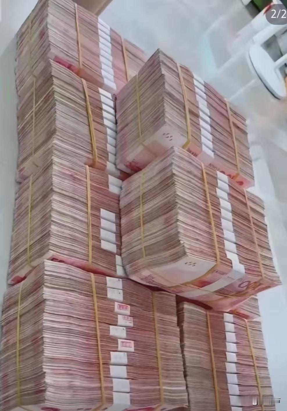 天呐,这也太单纯善良了吧,太好骗了吧。来自香港的杜同学在澳门读大学。被诈骗了80