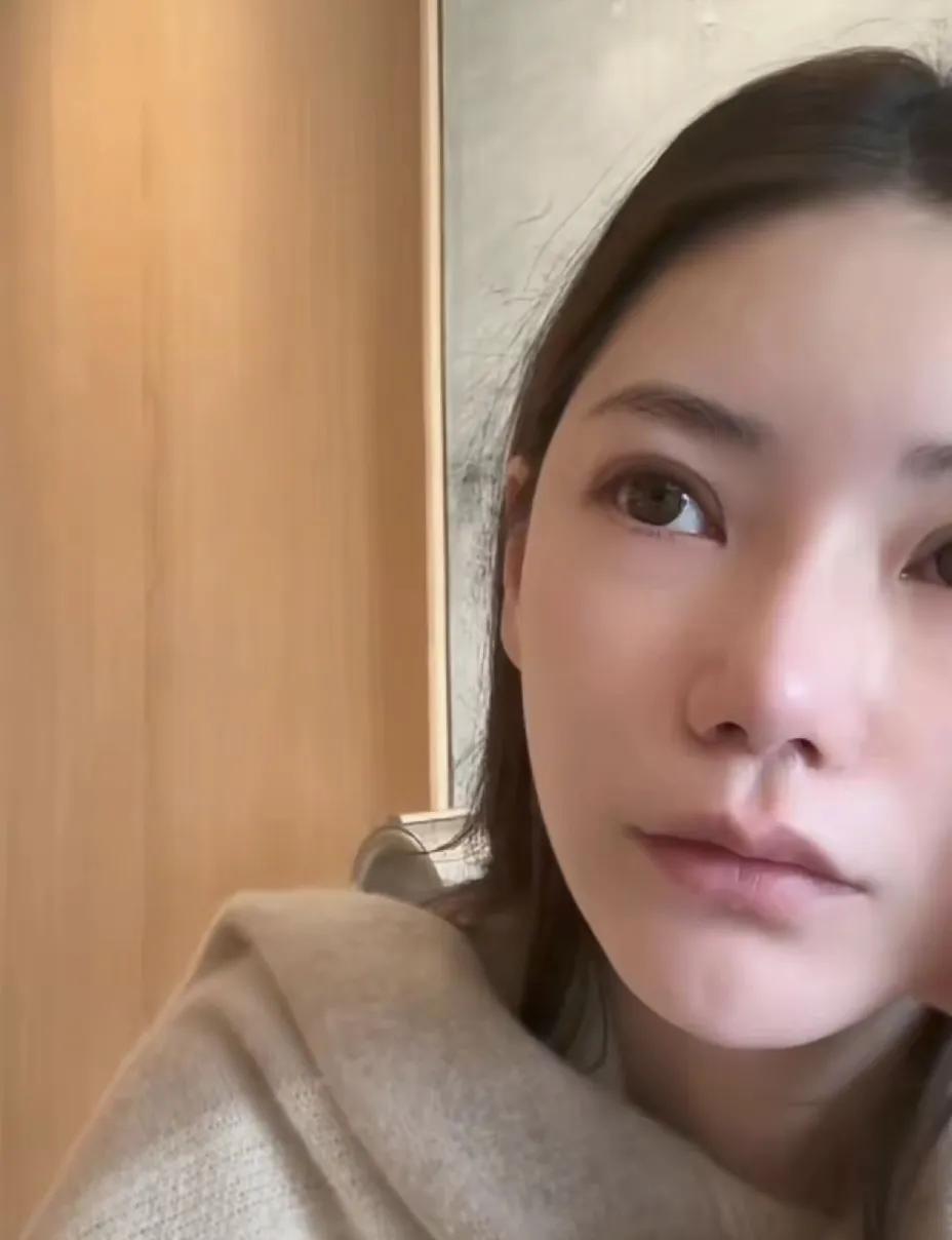 一边摇头，一边说，马筱梅上午就开播了一小会儿，又忍不住落泪了上午刷到马筱梅开播