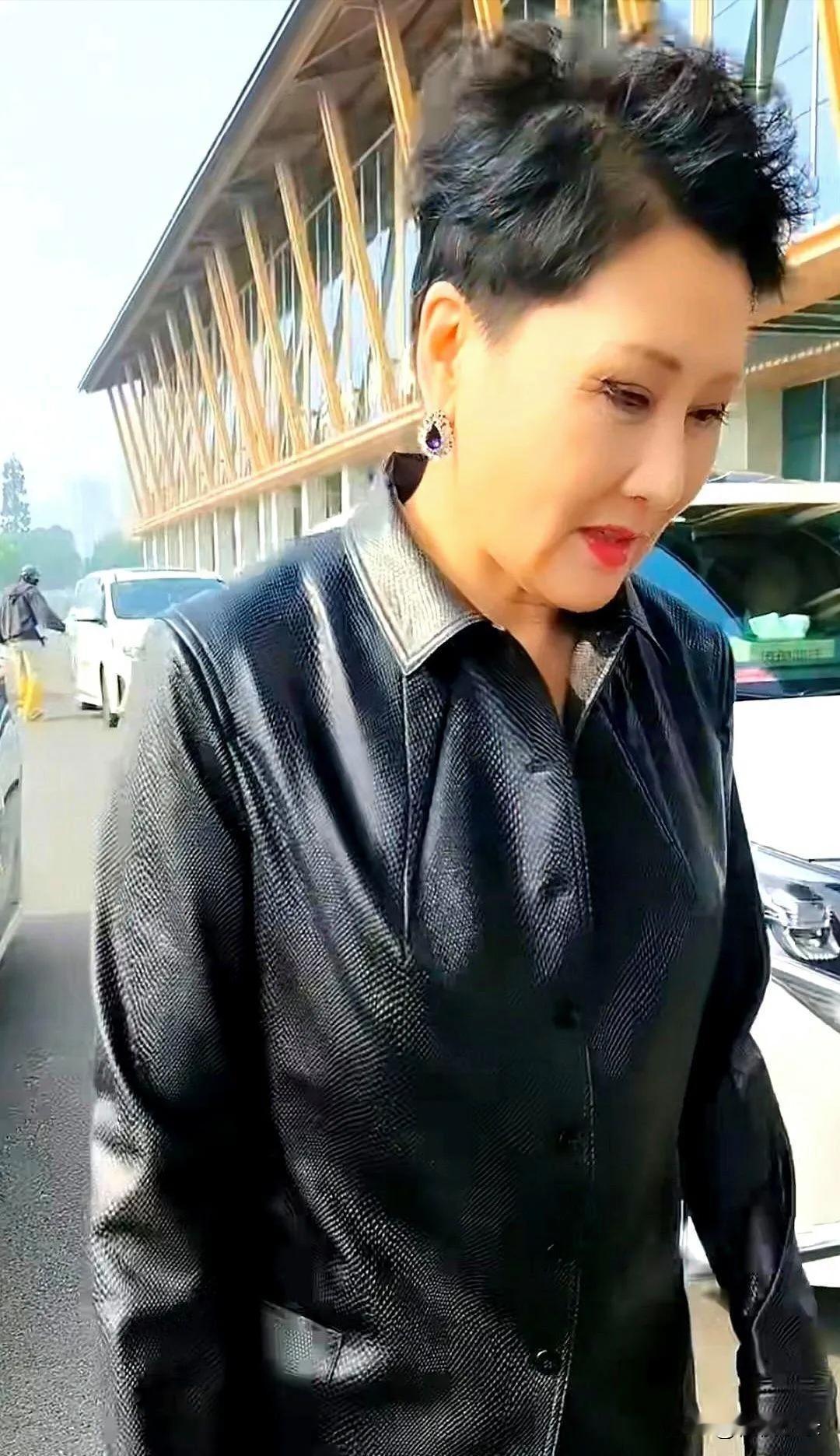 张凯丽60岁穿短裙黑丝亮相，骂声夸声吵成一团，她倒活得通透自在！[墨镜][墨镜]