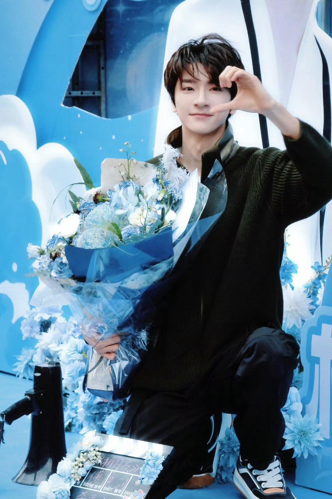 竹已“南芜三部曲”收官作杀青啦[吐舌头眯眼睛笑]林一、卢昱晓《折月亮》从盛夏拍到初冬～原著