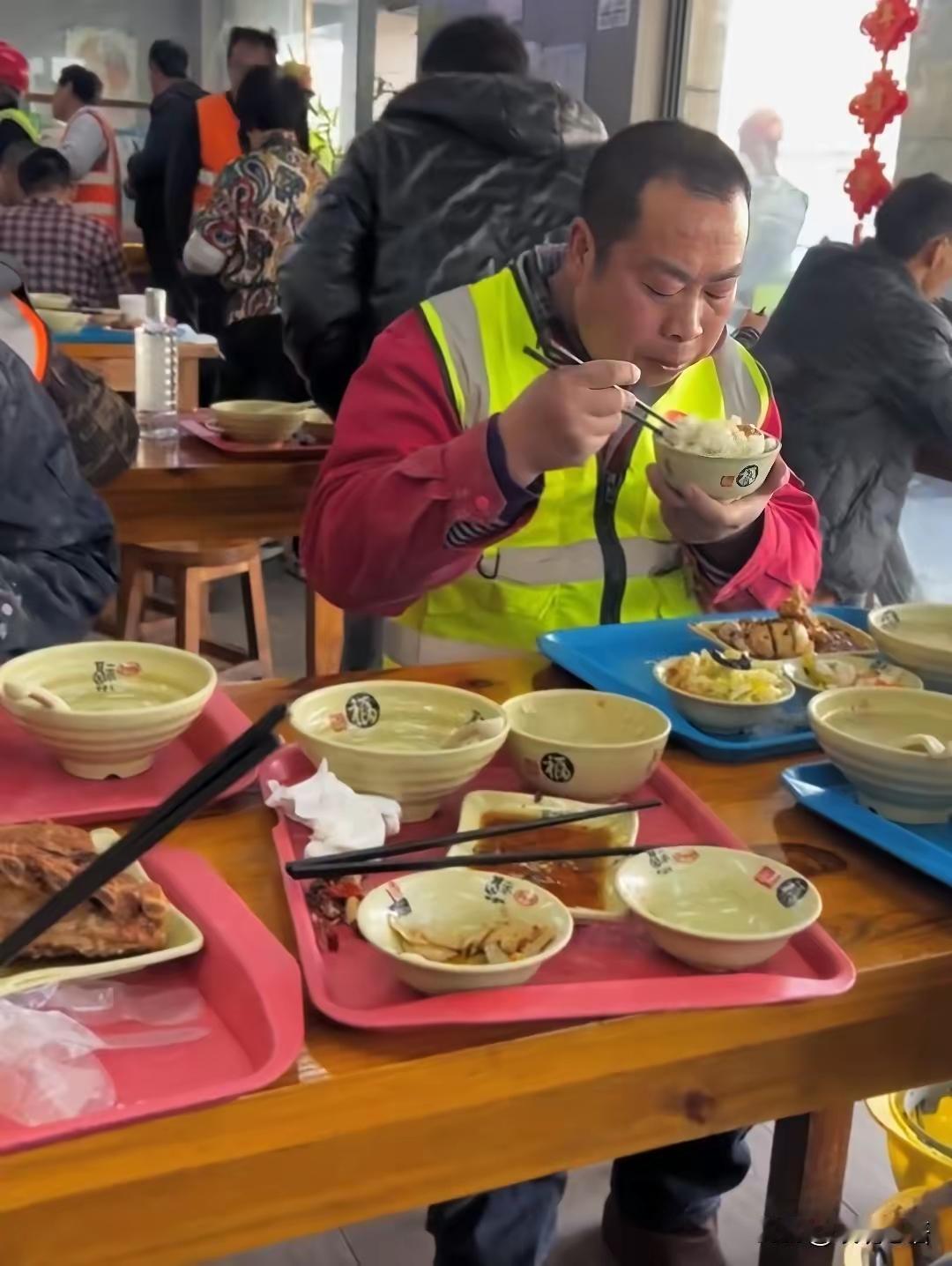 大学食堂午饭时间，一位农民工问旁边的大学生，能不能帮忙打份饭，他给现金，几个学生
