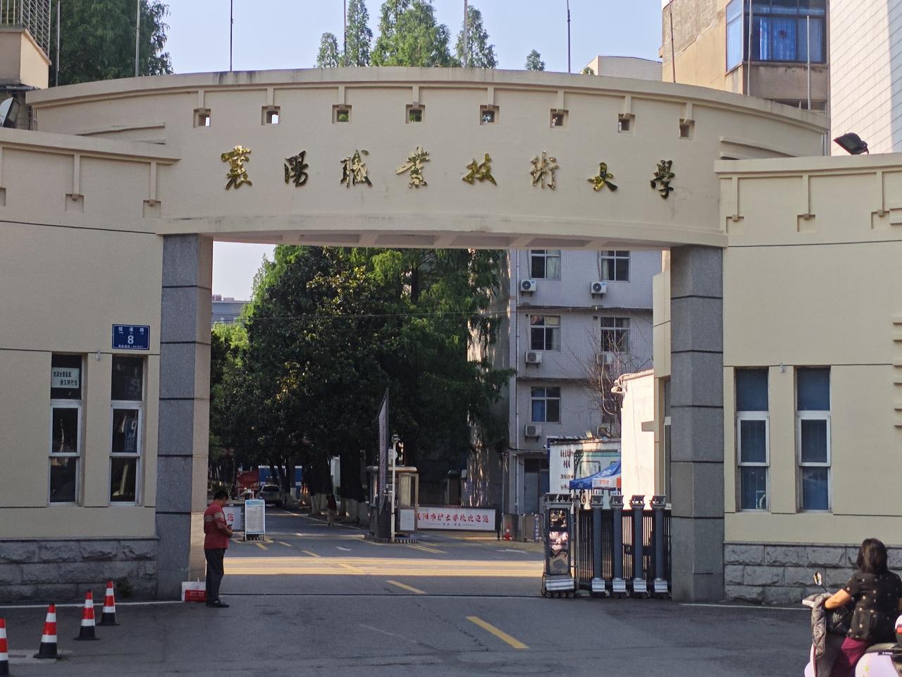 全日制读书期间一般不计算工龄，但学历越高，起薪薪级越高。对于无工作经历的应届