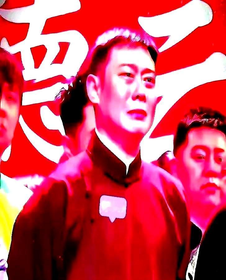 郭德纲刚发跨年排班表，烧饼甩张空板凳照直接炸了德云粉圈！你得记着，2024