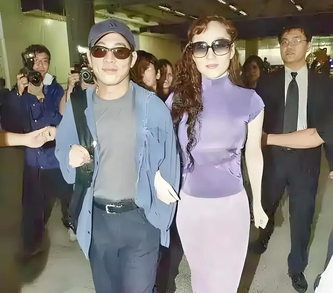 李连杰和利智和黄秋燕离婚娶了自己喜欢的女神一路走来应该是幸福的不得了吧
