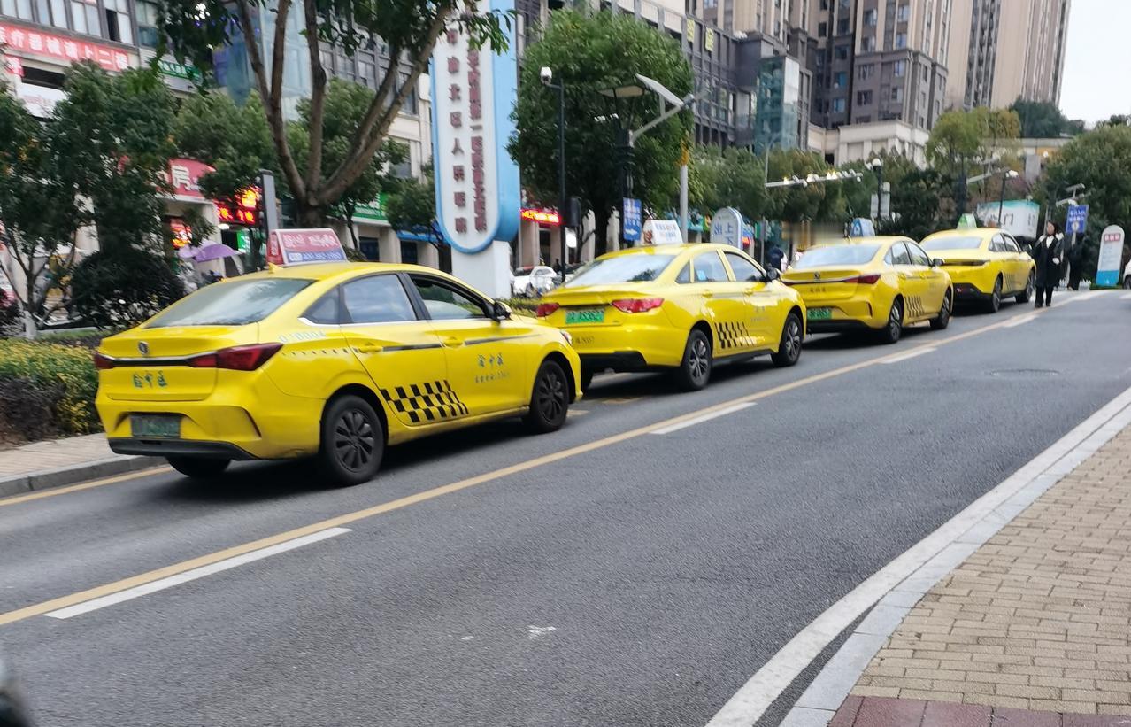 出了高铁站，发现出租车一辆接着一辆，亮着空车灯，缓缓地从眼前滑过。奇怪的是，那么