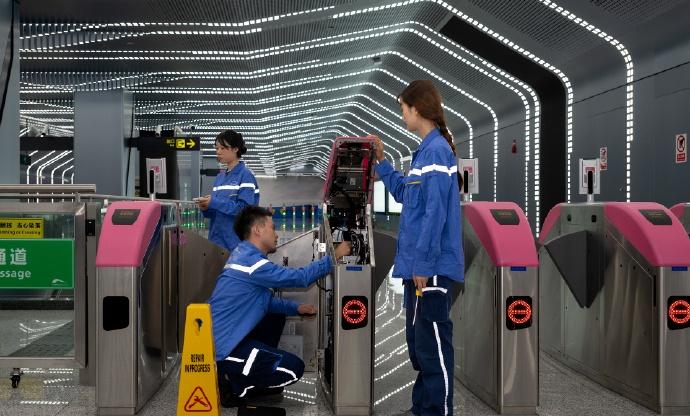 【成都两条地铁新线冲刺年内开通】目前，成都地铁两条新线进入最后筹备阶段，为早日开