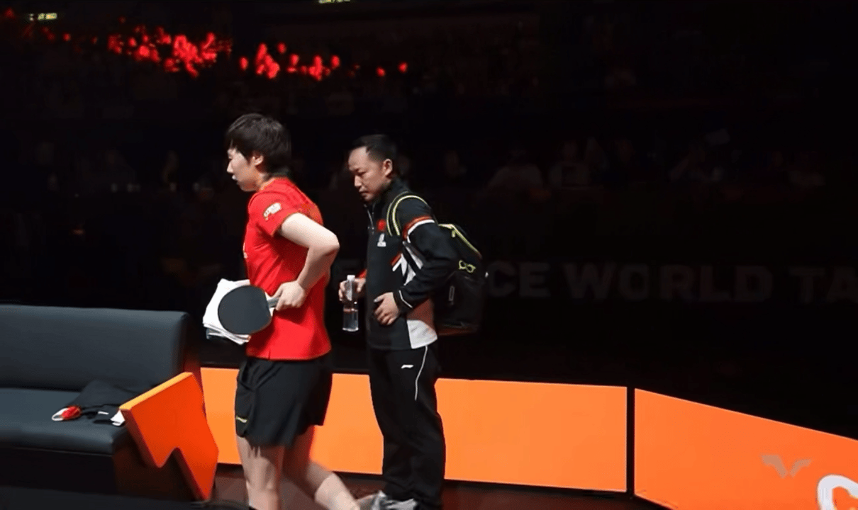 带伤赢下九连胜，王曼昱在WTT香港年终总决赛女单首秀，又一次将全力冲击的张本美和