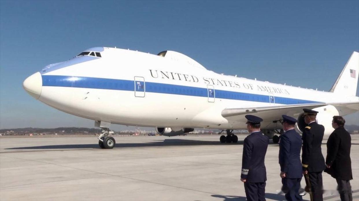 美军"末日飞机"突降洛杉矶，防长随行引热议！1月8日，一架被称为"末日飞机