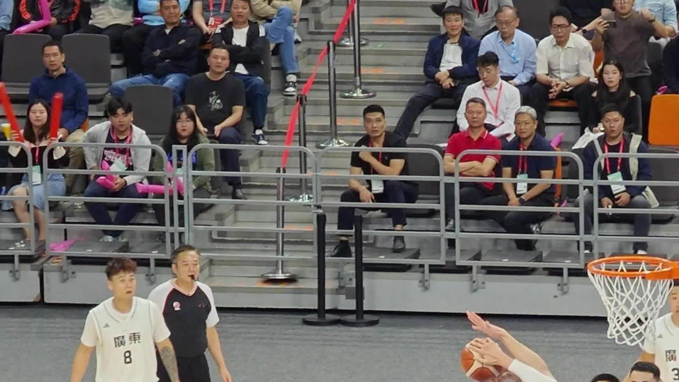 大鸟沈梓捷欲扣篮被犯规