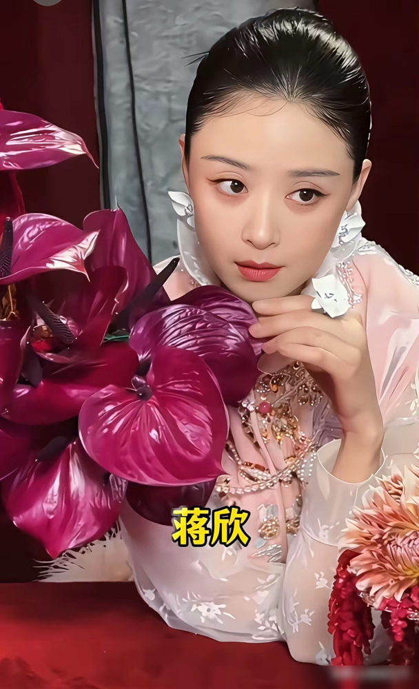 左小青这张脸，把旁边三位衬得有点尴尬。四人同框，她肤色白里透红，眼神里有光，站在那就显小一轮。蒋欣五