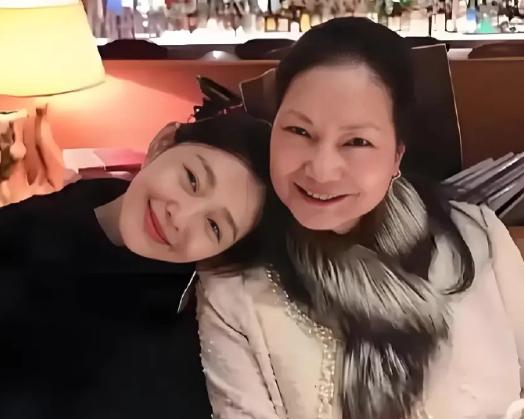 黄春梅的女儿和外孙女，小时候就像复制粘贴一样，小玥儿如今成为了没妈的孩子。大S