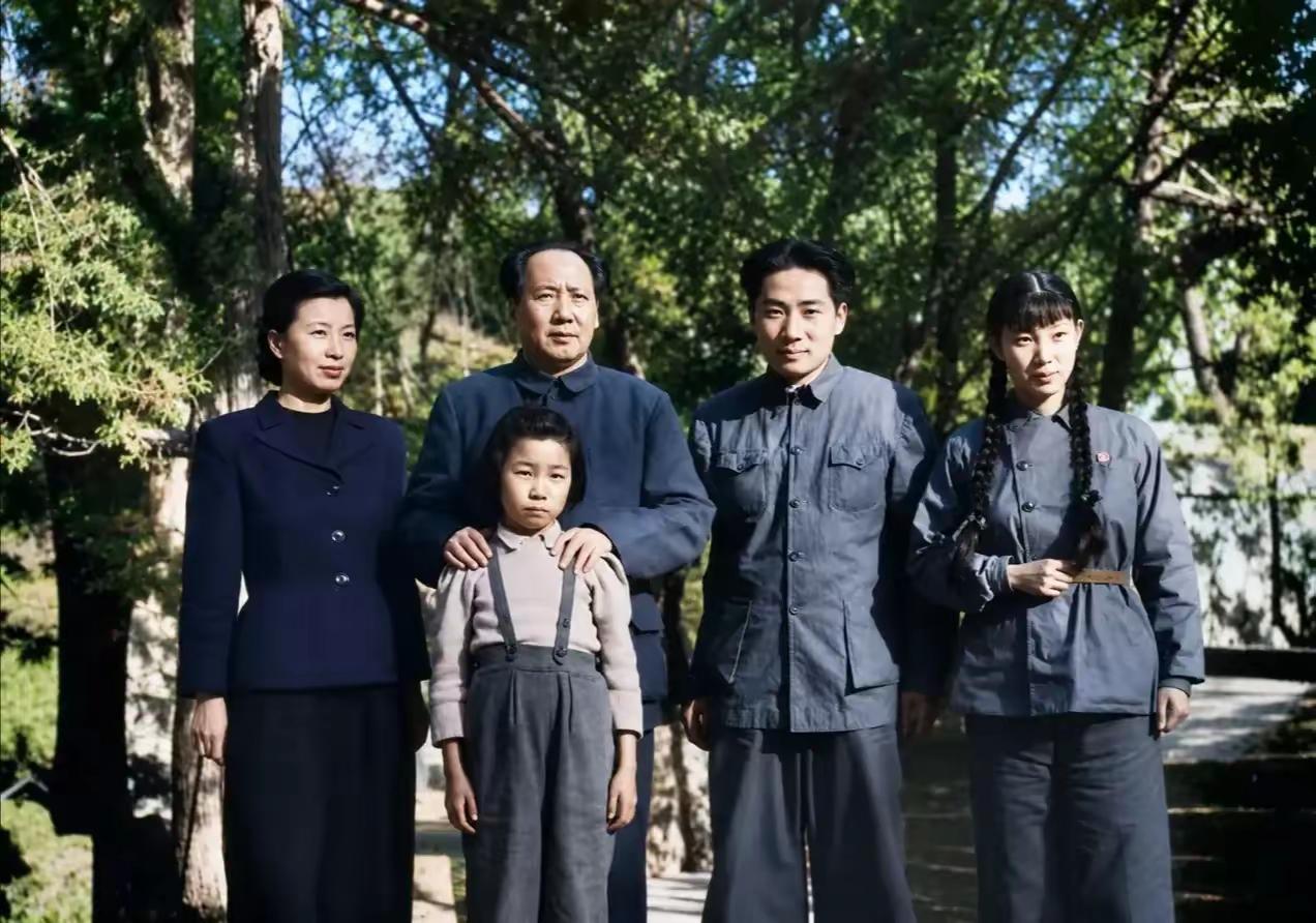 那是新中国建立之初，那是毛岸英与刘思齐刚刚结婚不久，毛主席专门与儿子儿媳拍了一张