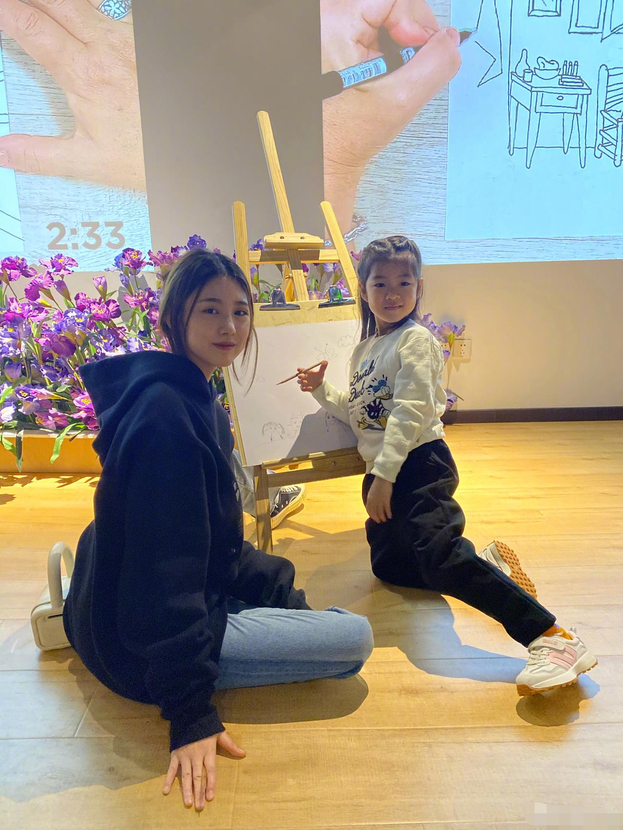 小苹果关于母亲的印象一定是章子怡了，章子怡格局大，当年她是个好继母。小苹果也难得