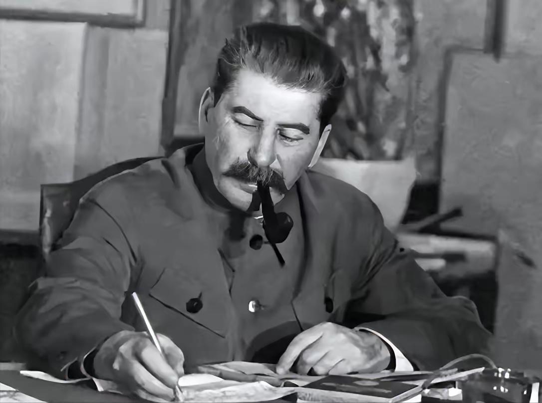 1950年12月2日，斯大林在克里姆林宫彻夜未眠，当他读完志愿军第9兵团长津湖战