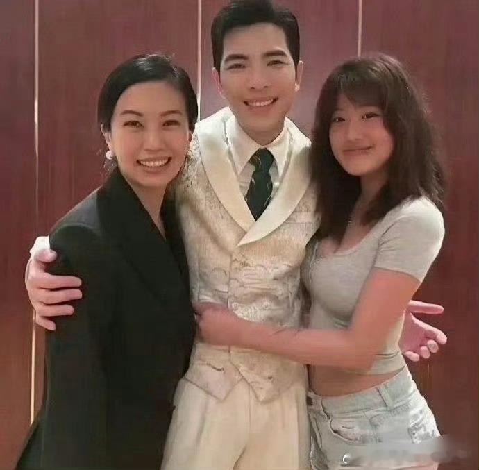 贾静雯女儿梧桐妹让萧敬腾好为难，已经顶的那么紧了，这手可不敢再放上
