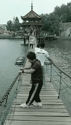 这么大岁数了还不知道眉眼高低🌚