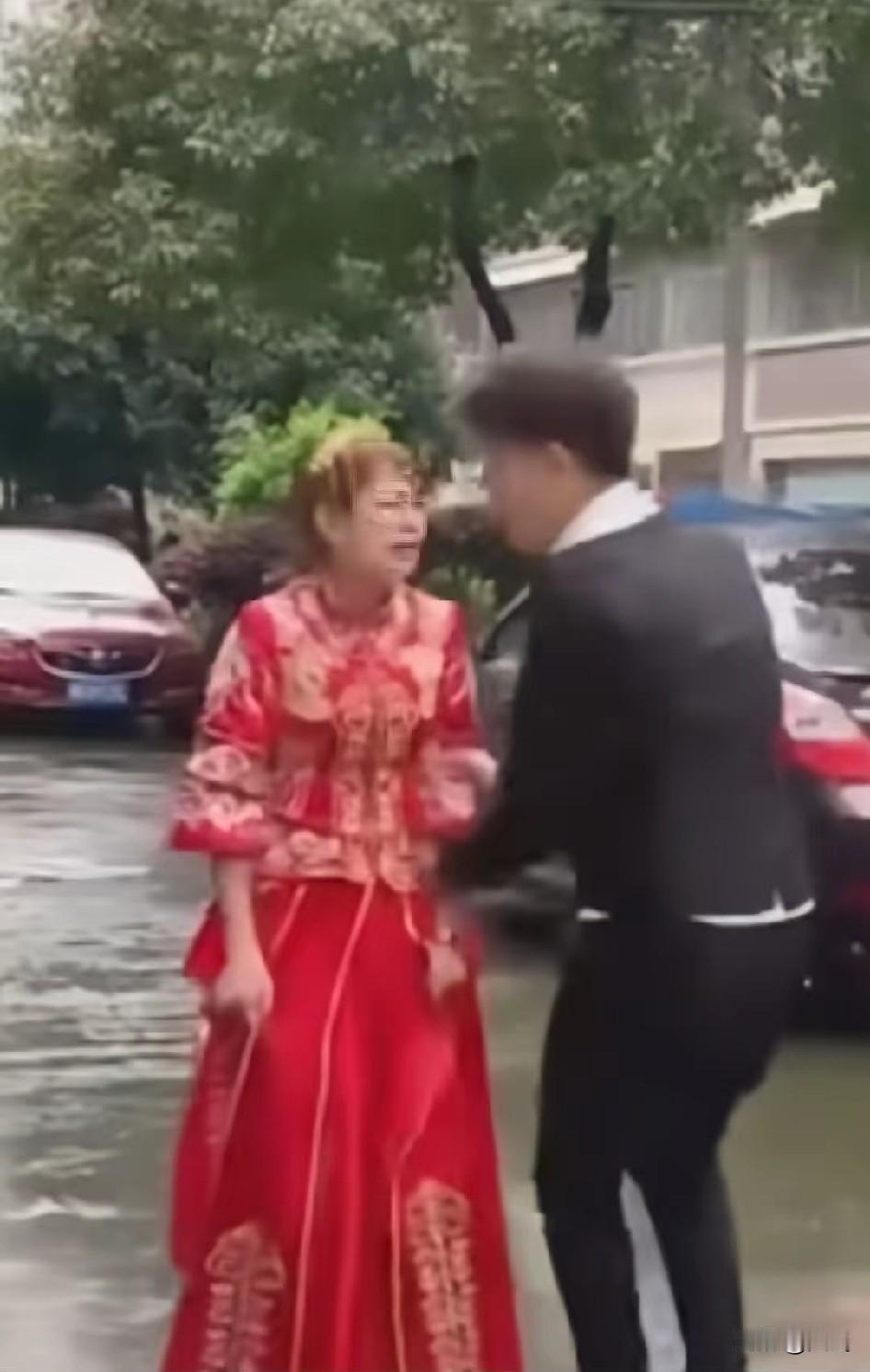 结婚当天大雨里跑向新郎的新娘结婚当天接亲前，新娘爸妈突然临时加码要加彩礼，说