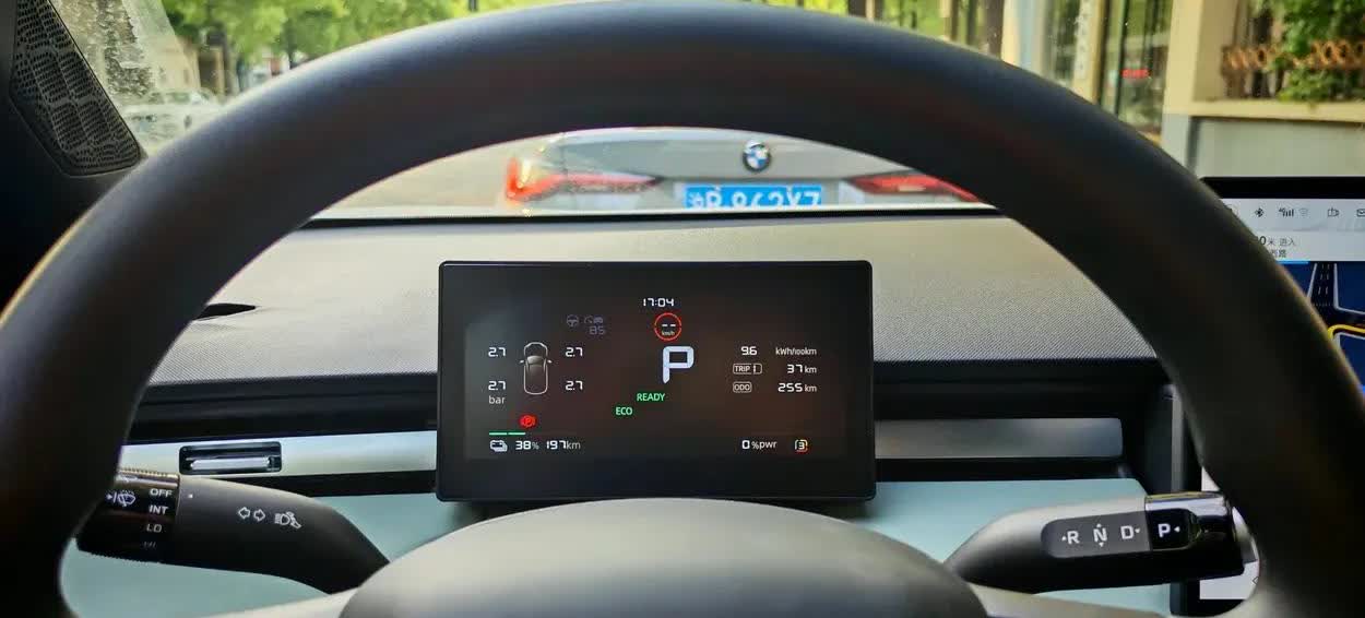 借了一辆刚刚上市的荣威D6，这车能耗有点东西啊，开了37km，能耗9.6kWh