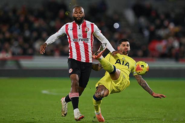 布伦特福德0比0热刺罗梅罗尝试半凌空解围，没踢到球，把伊戈尔-蒂亚戈给踢倒了。