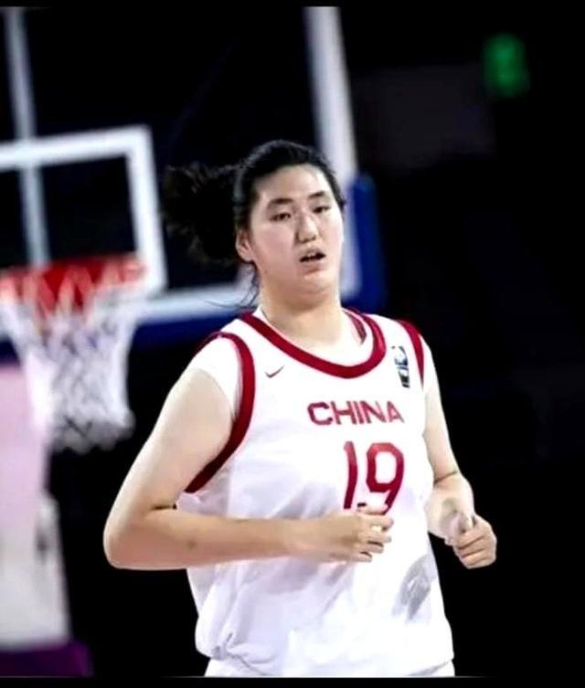 中国女篮出了个“怪物”，身高2米26，鞋码56码，和姚明一样，这天赋简直是老天爷
