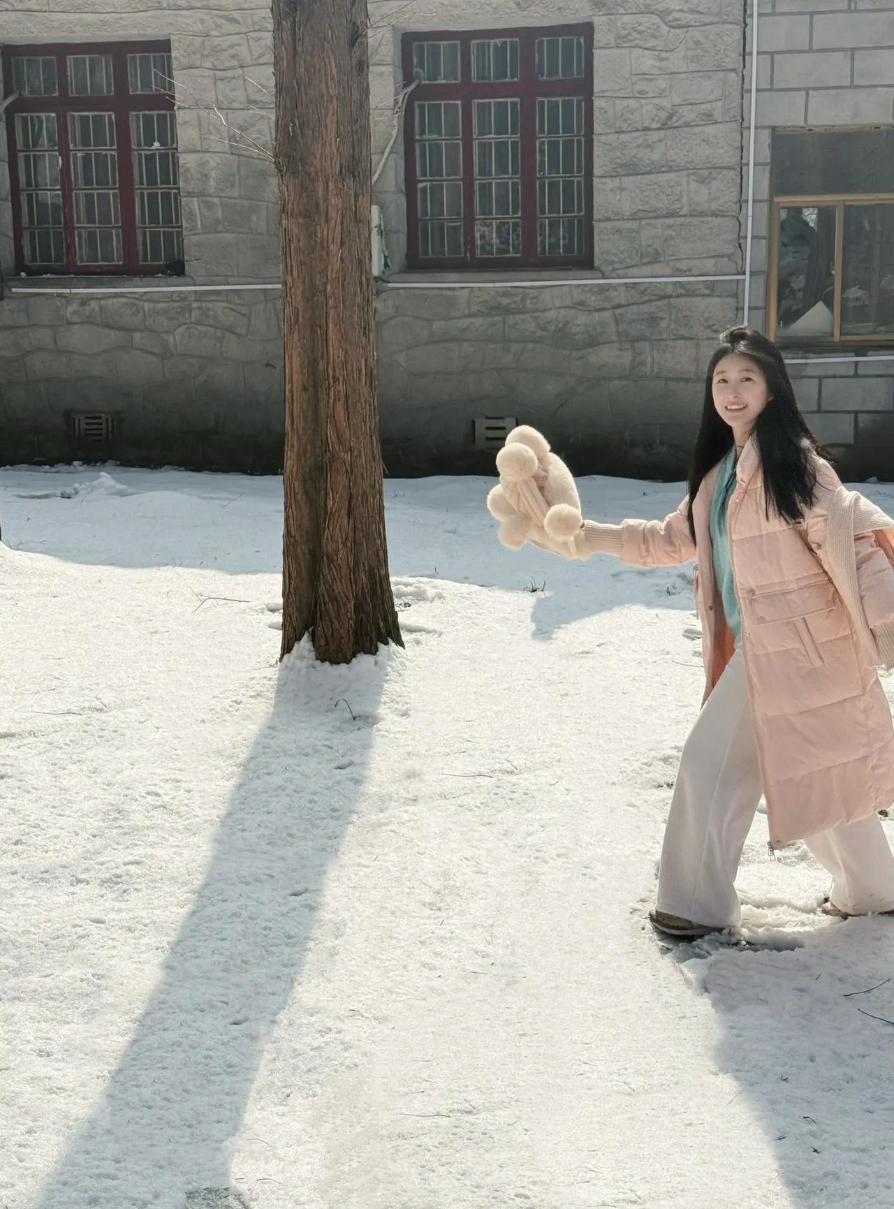 雪中漫步，笑语盈盈。