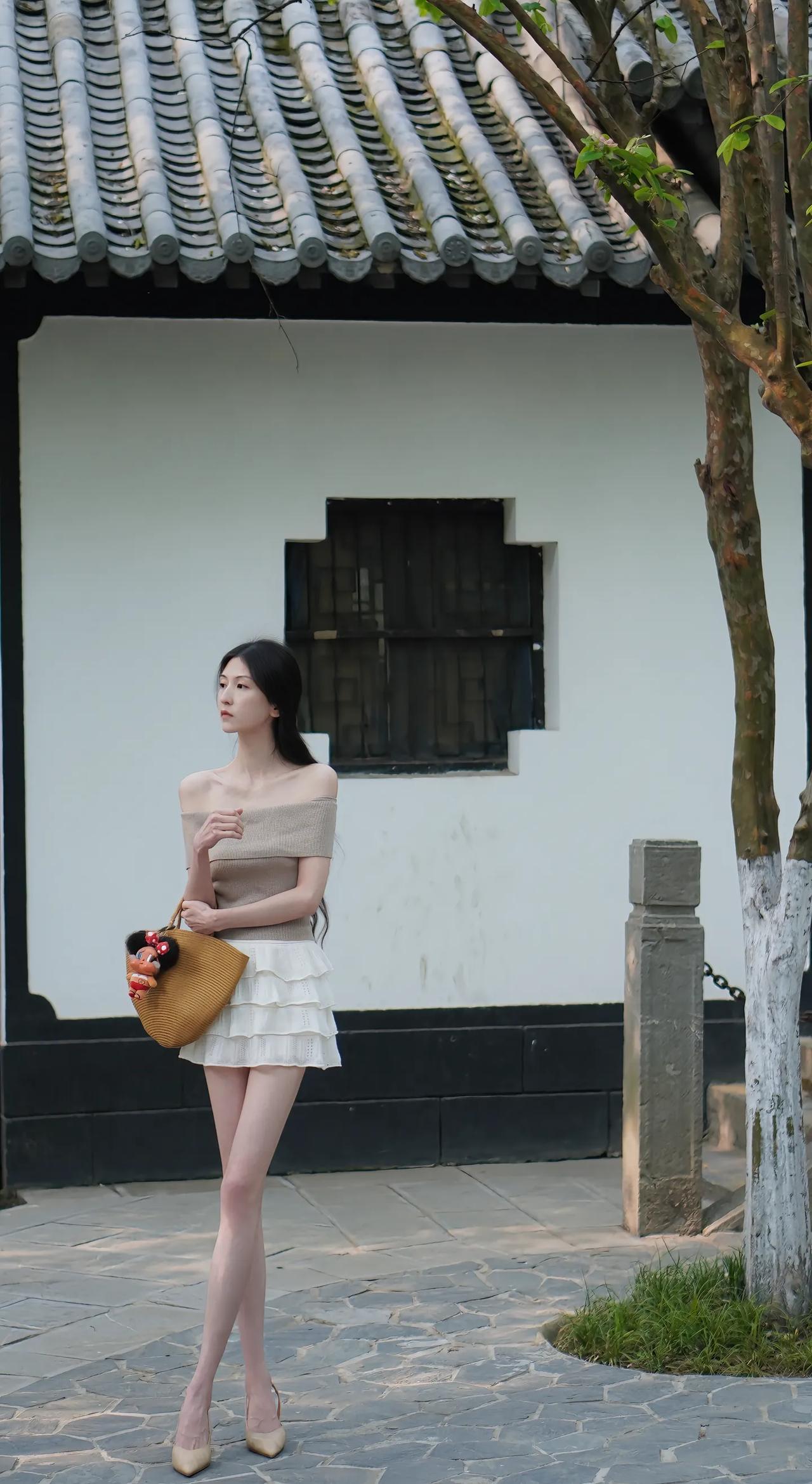 优雅漫步在古风建筑旁，感受时光的静谧。