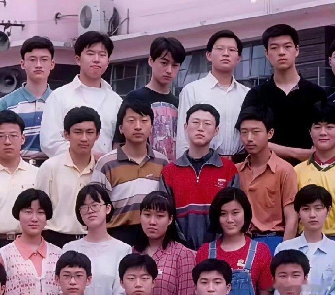 胡歌与班上同学仿若不同图层，独特气质超然。在校园中亦散发别样光芒，出众魅力难掩，