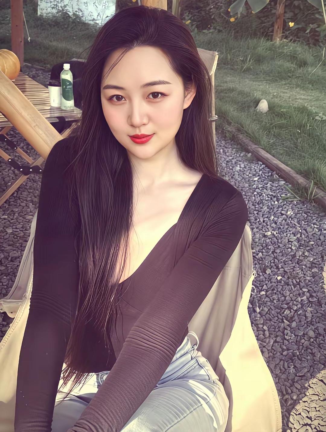 每一个站在顶峰的人，都曾在低谷中挣扎；每一个耀眼的光芒背后，都有无数汗水与坚持的