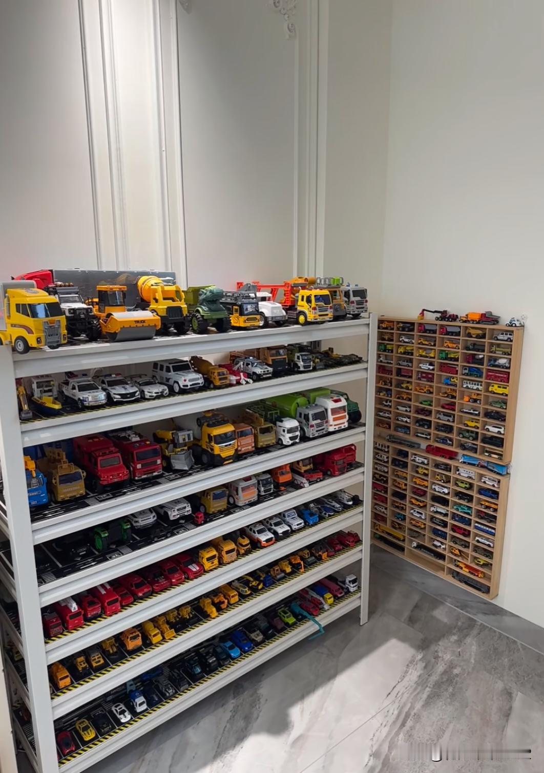 一张图证明你养的是儿子只有养了男孩才知道原来家里可以有这么多玩具车停车场也