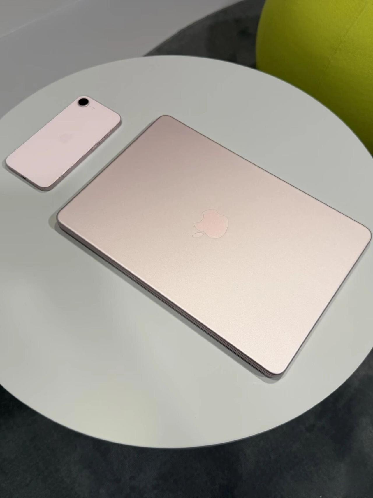 iPhone17e&MacbookNeo上手！粉色真好看！第一时间看到了最