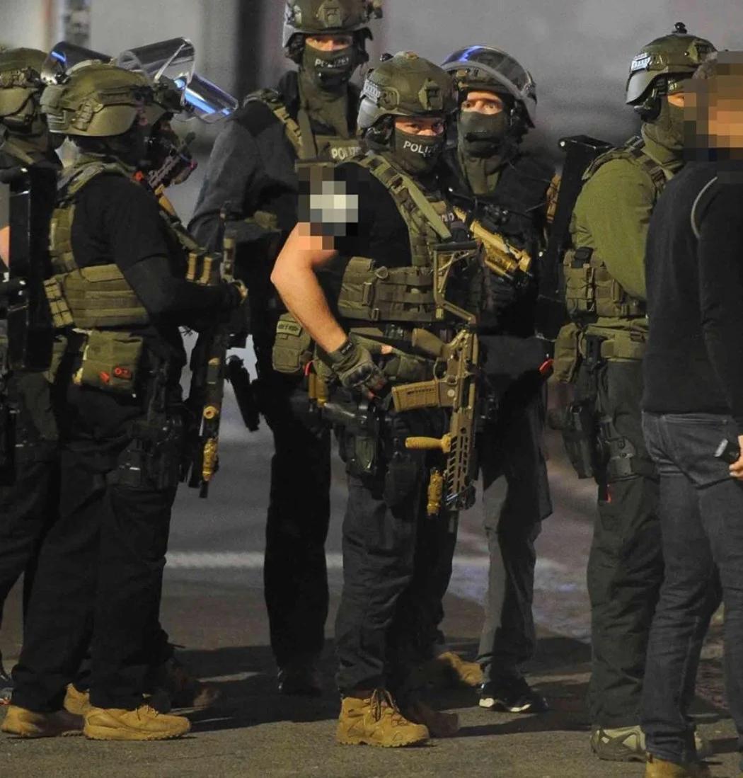 柏林警察局SEK警官均配备SIGMCX5.56毫米突击步枪。枪托应该