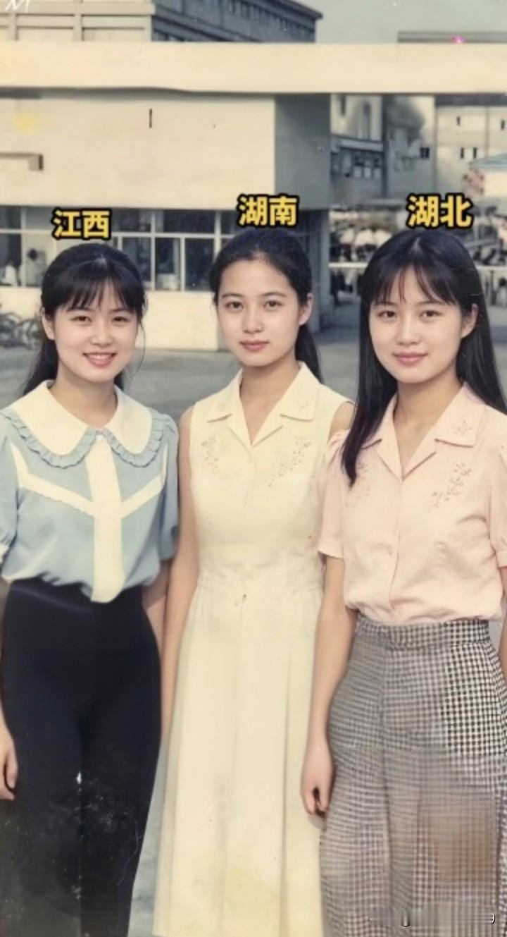 三位青春灵动的少女娇俏迷人，她们来自不同省份，同在一家厂工作。大胆问一句：你们喜