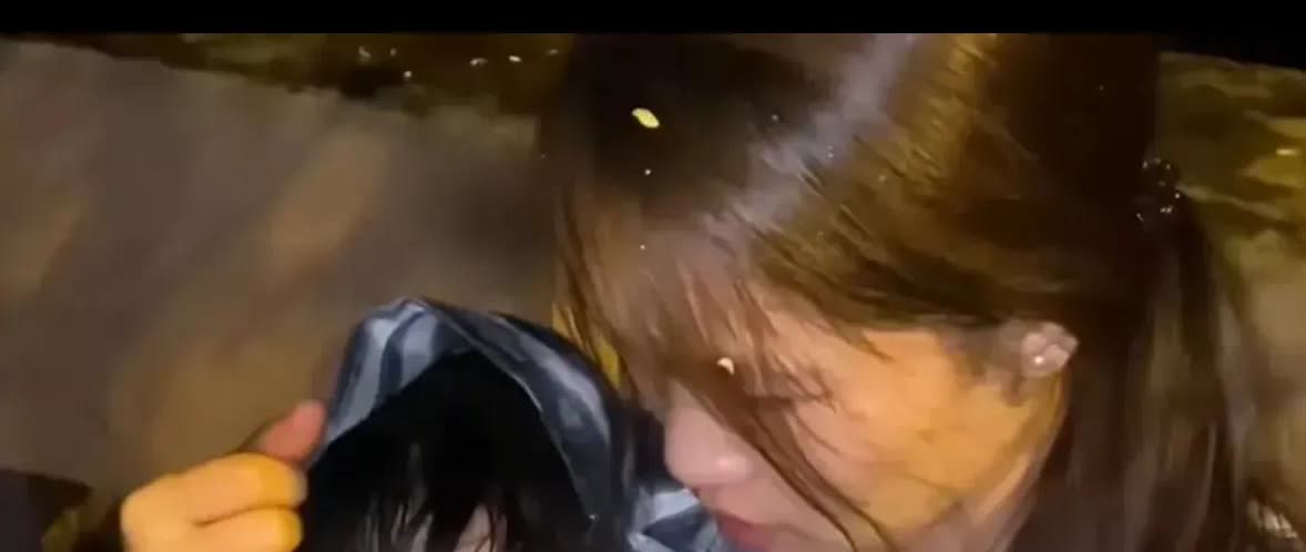 安徽的周先生，晚上回家途中，看见一名女子抱着女儿在桥头哭泣，便上前关心询问，原来
