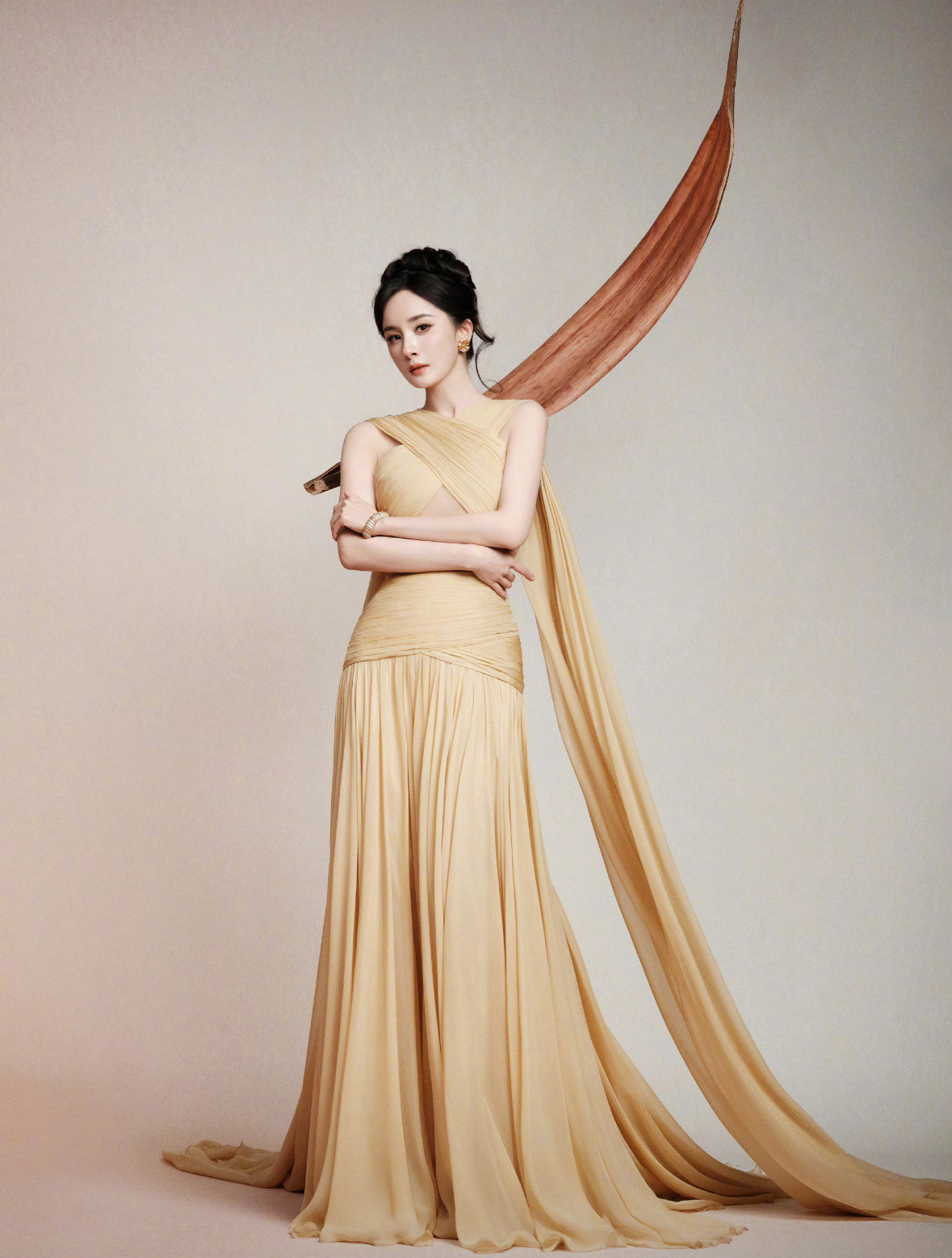 杨幂祖海穆拉高定杨幂爱奇艺尖叫之夜红毯放大招了，是好久不见的祖海穆拉高定！还是