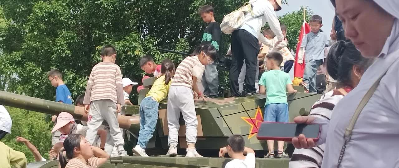 要生小孩就要尽量早，不要想着有了更好的家庭经济基础后再生，也不要说趁着青春尚在要
