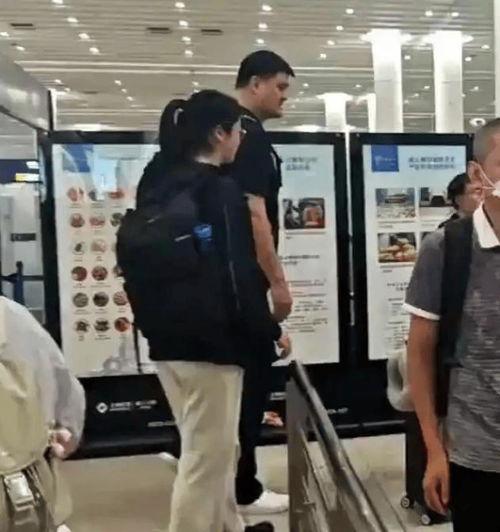 15岁姚沁蕾1米9碾压同龄人！慈善晚宴英语口译封神，姚明教育太圈粉上海姚基金