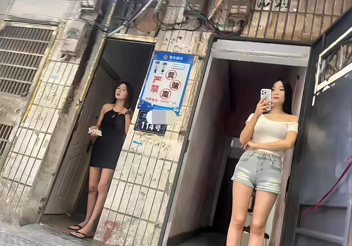 房门怎么设计的？俩一个朝里一个朝外。