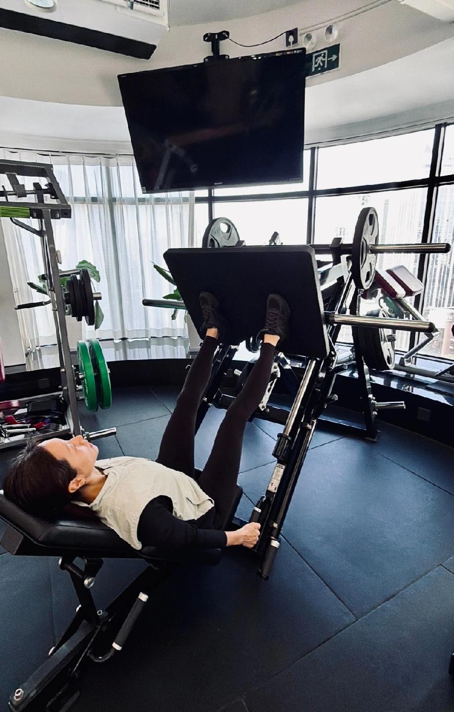 朱亚文沈佳妮夫妇俩变化还真大。最近沈佳妮晒出自己的健身照，一改从前那股略带颓废的