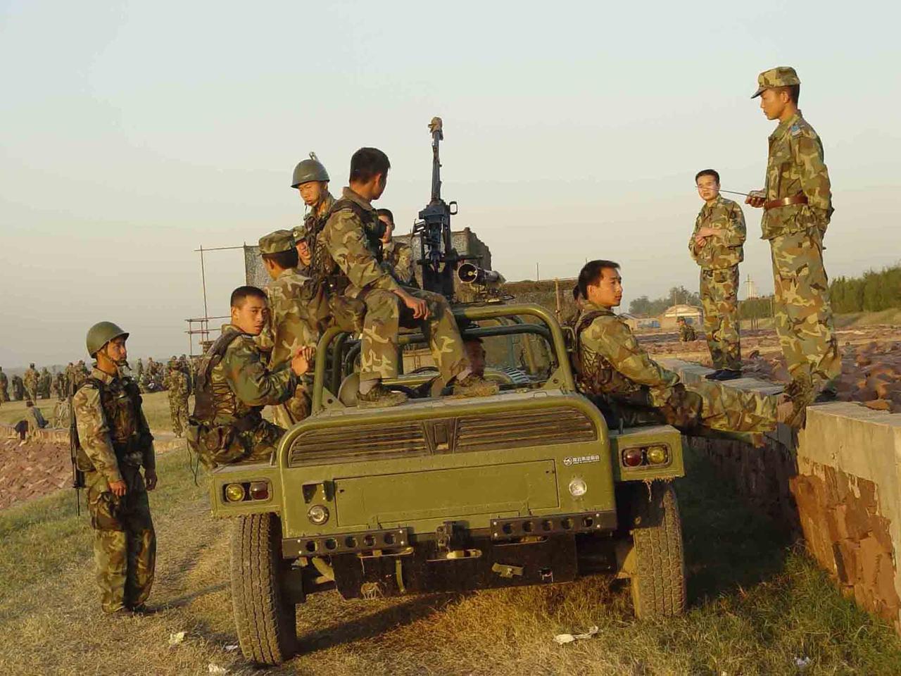 部队威慑力有多强大？那一年驻训，战士们一出手，村霸顿时蔫了。一个