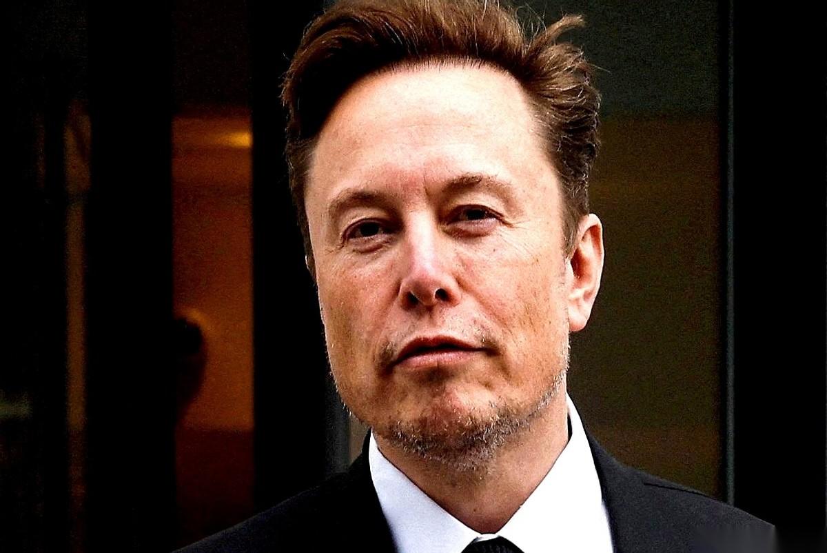 最魔幻的一件事发生了。美国人一边咬牙切齿地给中国产的变压器加了104%的关税，